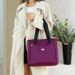 Nylon Chic: Elegante Schultertasche