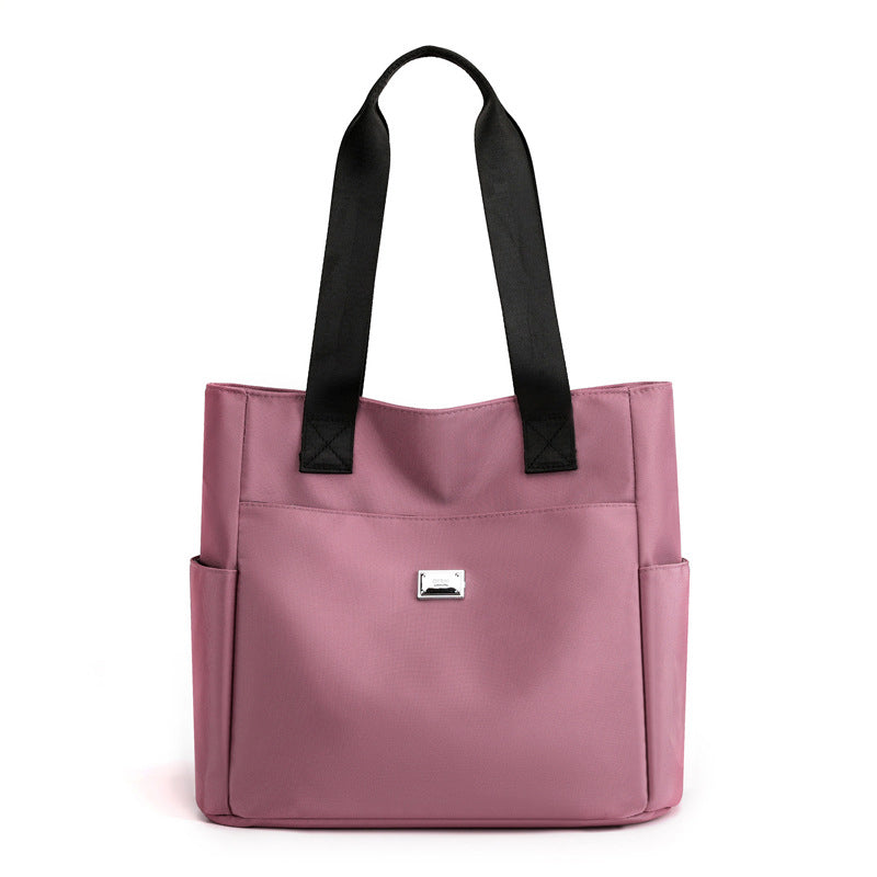 Nylon Chic: Elegante Schultertasche